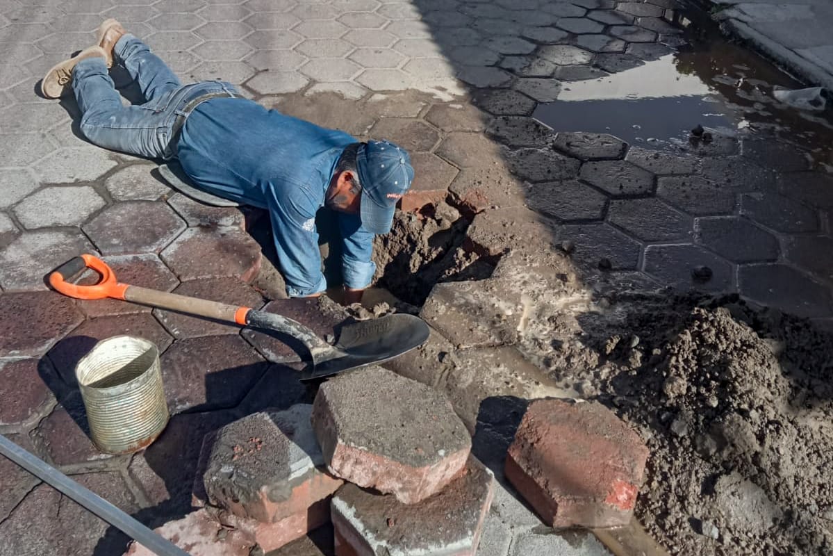 Refuerza Capamh mantenimiento de la red de agua potable con reparación de fugas en Huamantla